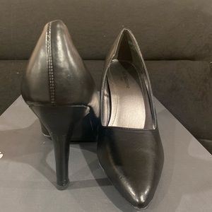 BLACK LIZ CLAIBORNE HEELS